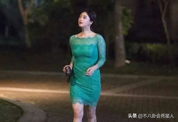 女星紧身礼服造型翻车_女明星紧身裤图_红毯紧身礼服尴尬造型案例