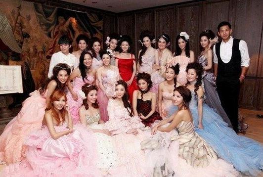 直击明星生日趴奢靡场面:大小S制服秀色诱老公