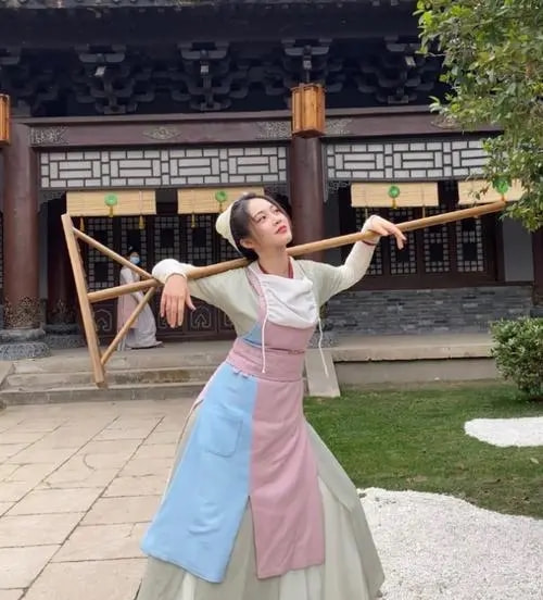 女明星睡姿照片_杨超越宋茜林允许佳琪周迅_女星奇葩睡姿揭秘