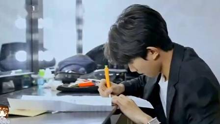 王源读程雄抗战家书 王源《信中国》出场 读信前准备 彩排 王源：应该是写父母的家