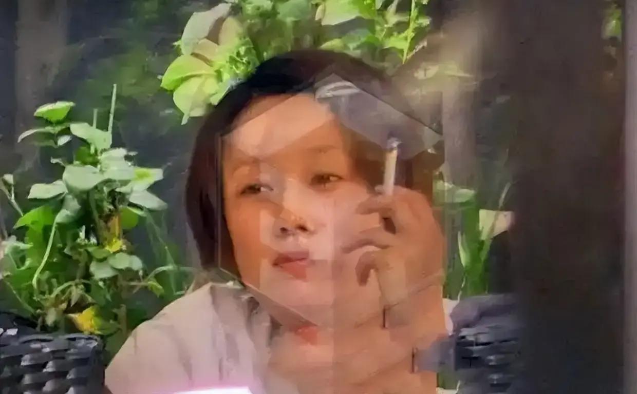 刘亦菲抽烟真实状态_女明星吸烟斗_女明星抽烟原因