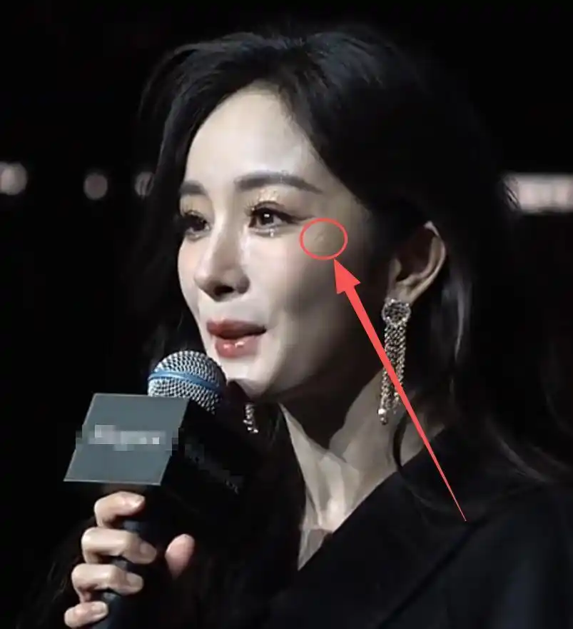 完美女神杨幂生图翻车，脸僵鼻粗疤痕明显，生图才是一针见血