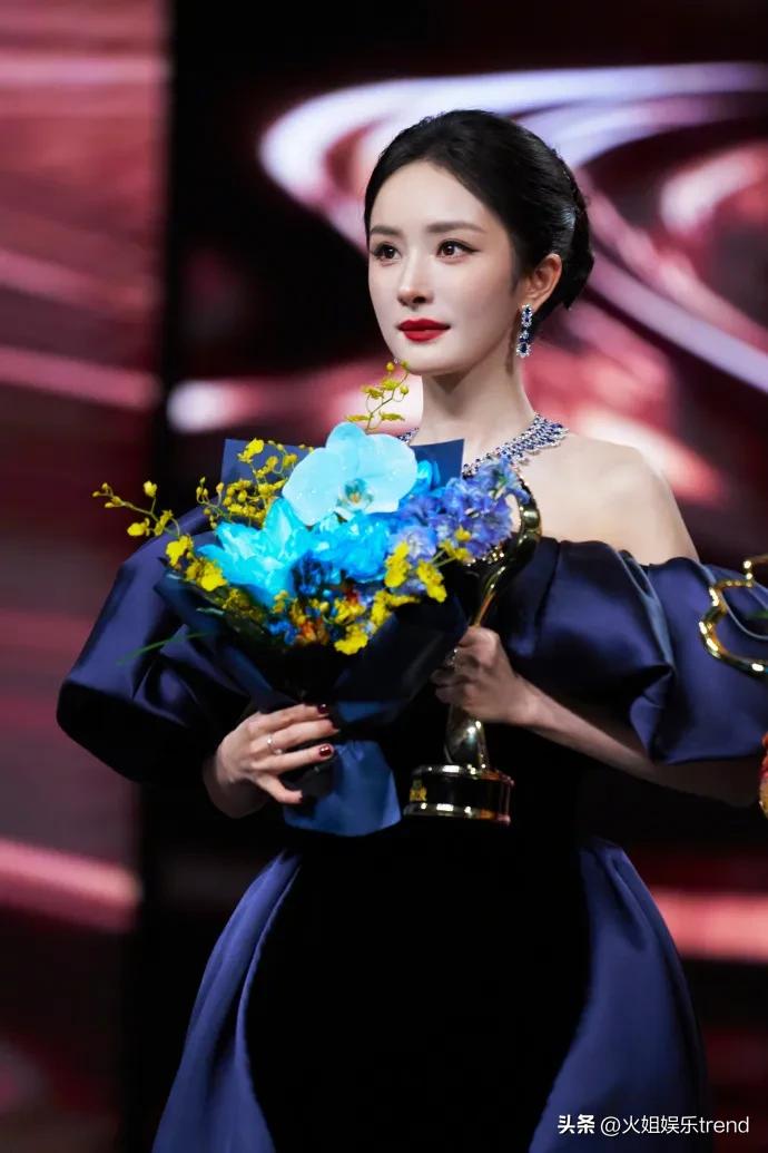 红露肩晚礼服_晚装女明星_暗夜玫瑰气质