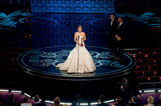 2011年2月27日,好莱坞柯达影院,詹妮弗·劳伦斯凭《乌云背后的幸福线》获得第83届奥斯卡奖最佳女主角。