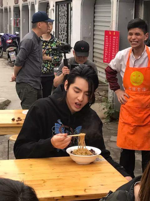 蔡徐坤篮球视频 直男圈对蔡徐坤的看法 玩家追星与明星粉丝消费行为对比_明星打篮球的黑料有哪些软件,