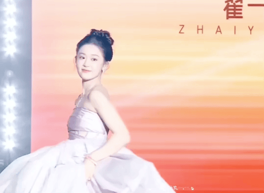 短剧演员红毯造型_女明星 发型_短剧红毯穿搭分析