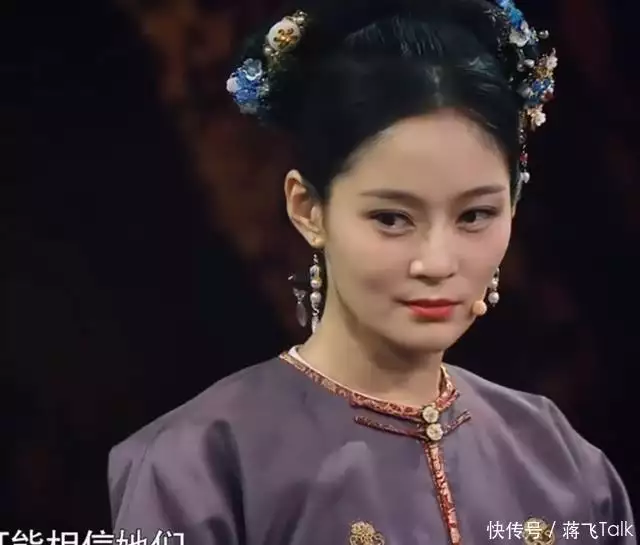 王媛可红毯摔跤表情管理_女明星摔跤秀_王媛可摔倒展现格局